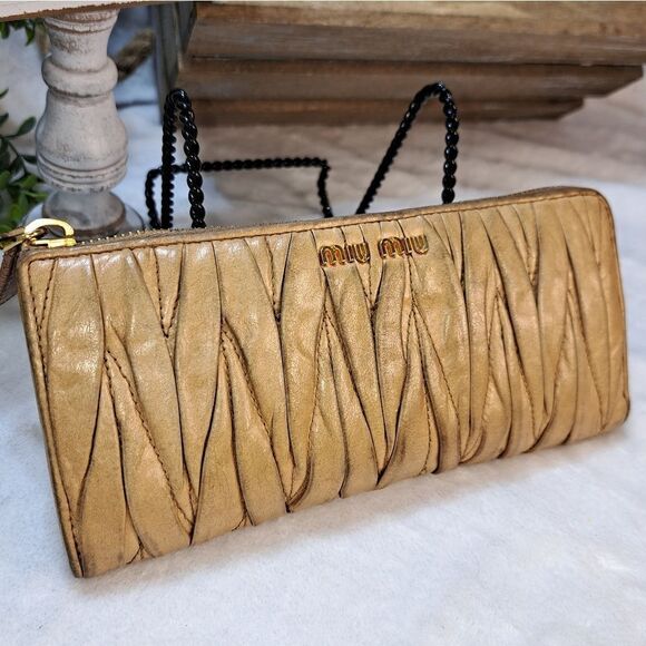 Authentic Miu Miu Matelasse Beige Leather Wallet - Picture 3 of 17